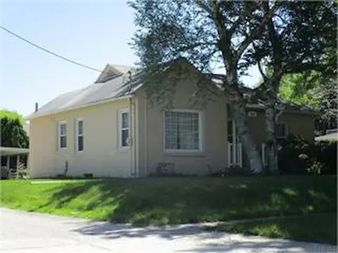 1217 W 11th St, Waterloo, IA 50702
