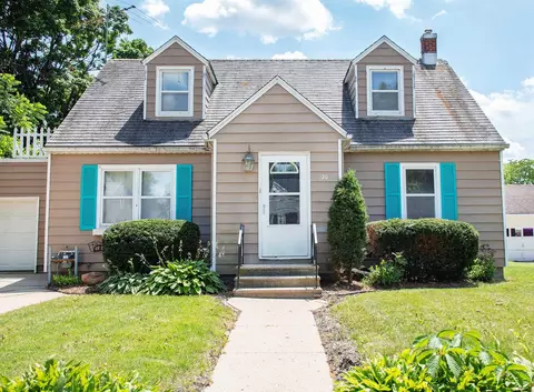 120 SE 7th Ave, Waverly, IA 50677