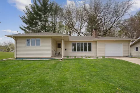 921 Royal Dr, Cedar Falls, IA 50613