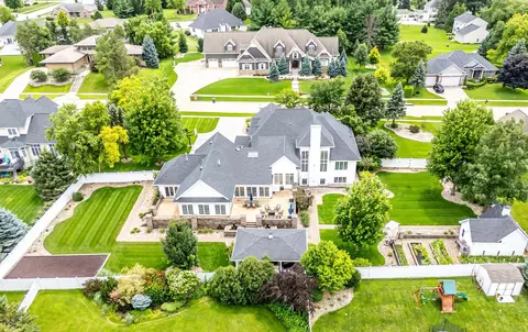 1944 Kitty Hawk Dr, Waterloo, IA 50701