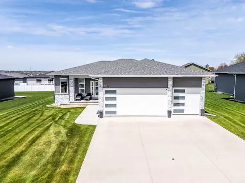 1909 Reese Rd, Cedar Falls, IA 50613