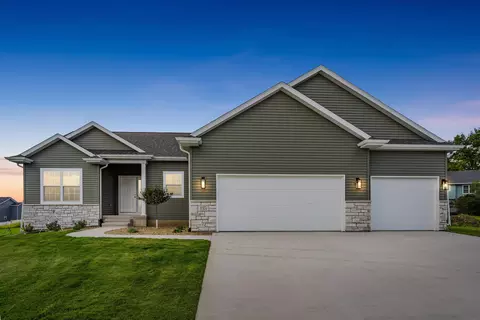 135 Sunbird Ct, Waterloo, IA 50701