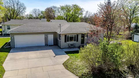 405 Maxwell St, Waterloo, IA 50701 photo 2