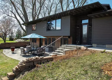 100 Cedar Dr, Waverly, IA 50677