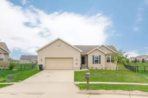 1529 Feather Run Trl, Cedar Falls, IA 50613