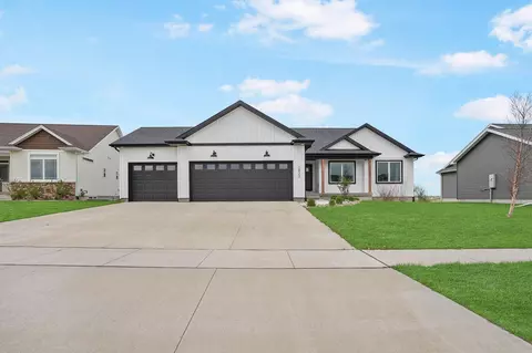 2823 Arbor Ridge Rd, Cedar Falls, IA 50613