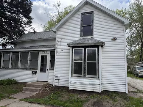 740 W 11th St, Waterloo, IA 50702