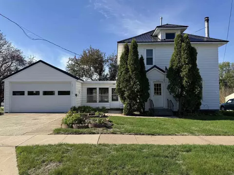 431 E Fayette St, Denver, IA 50622