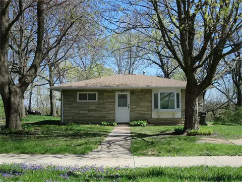1404 Rainbow Dr, Waterloo, IA 50701