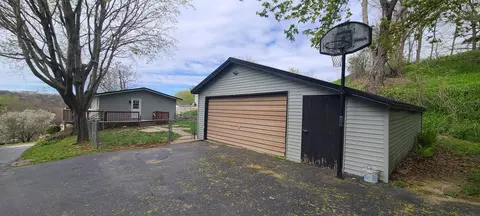 606 NE Plum St, Elkader, IA 52043