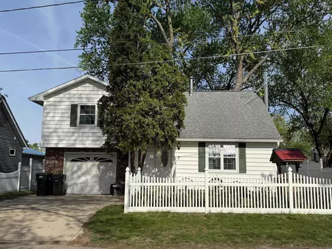 2225 Sumac Ave, Cedar Falls, IA 50613