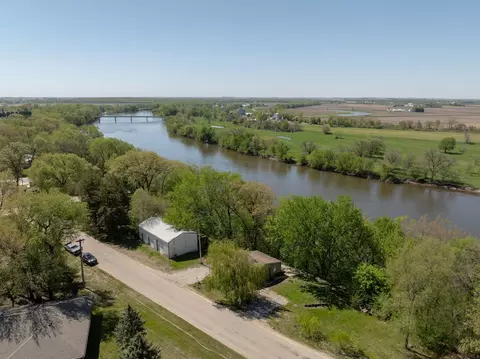 5324 Gilbertville Rd, Waterloo, IA 50701