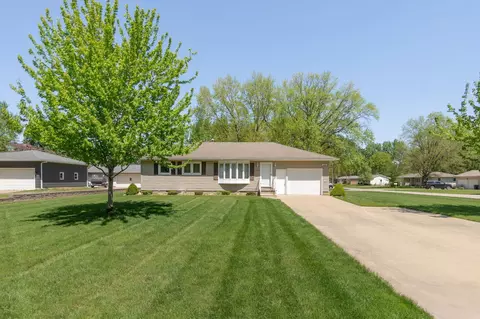 1207 Minnehaha Ln, Cedar Falls, IA 50613