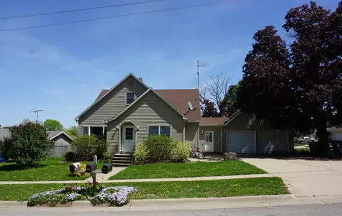 304 9th St, Aplington, IA 50604