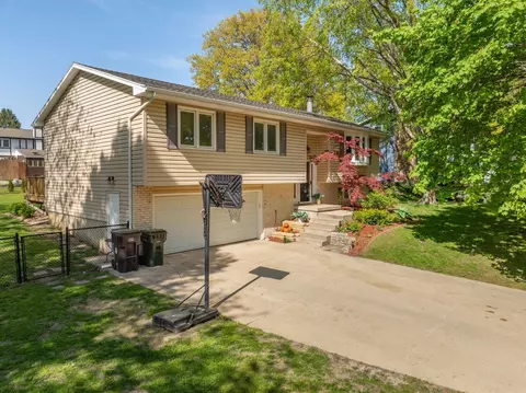 1481 Laurel Cir, Cedar Falls, IA 50613