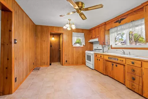 204 E 12th St, Cedar Falls, IA 50613 photo 16