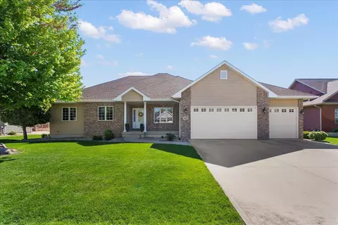 4222 Carlton Dr, Cedar Falls, IA 50613