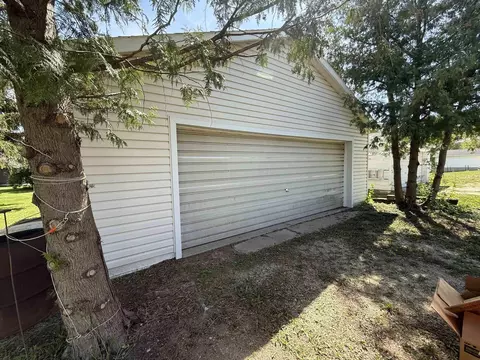 421 E 1st St, Sumner, IA 50674 photo 2