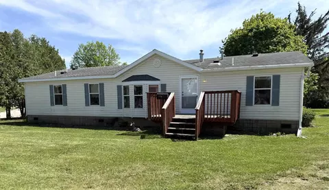 421 E 1st St, Sumner, IA 50674