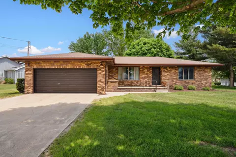 801 Tanglewood Dr, Manchester, IA 52057