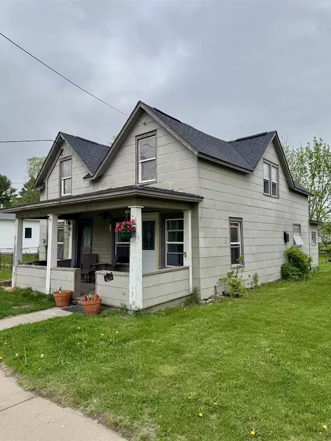 112 Monroe St, Decorah, IA 52101