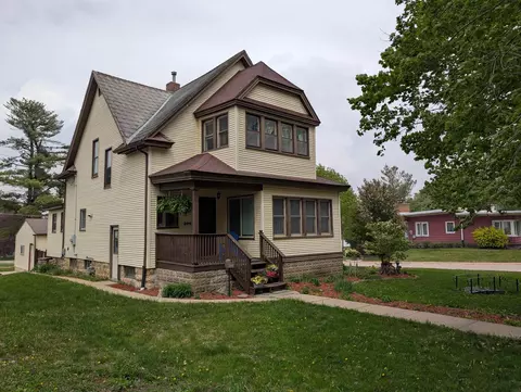204 W 8th Ave, Cresco, IA 52136