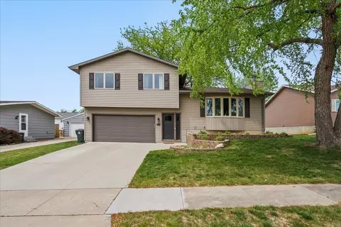 2213 Coventry Ln, Cedar Falls, IA 50613