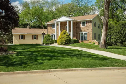 2705 Mcclain Dr, Cedar Falls, IA 50613