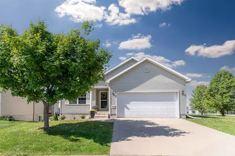 4752 Loren Dr, Cedar Falls, IA 50613