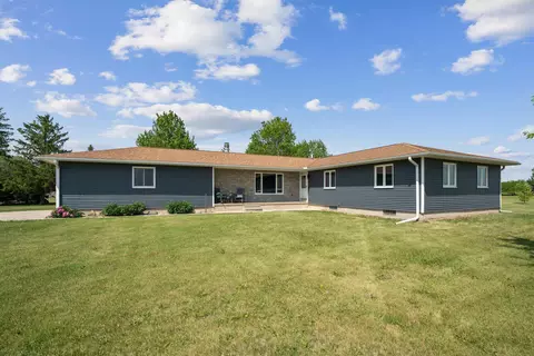 5442 W Mt Vernon Rd, Cedar Falls, IA 50613