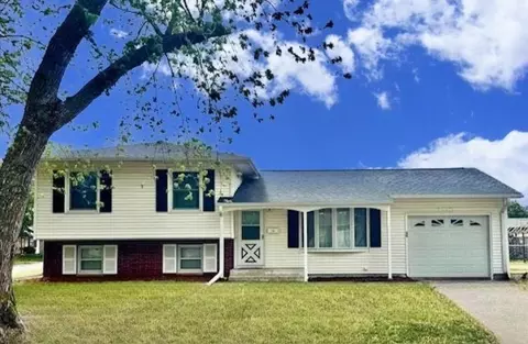 105 Greenbrier Rd, Waterloo, IA 50703