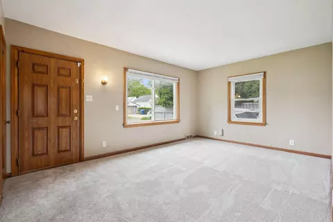 615 Eureka St, Waterloo, IA 50702 photo 4
