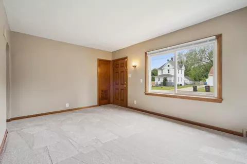 615 Eureka St, Waterloo, IA 50702 photo 6