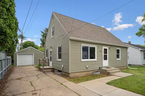 615 Eureka St, Waterloo, IA 50702 photo 2