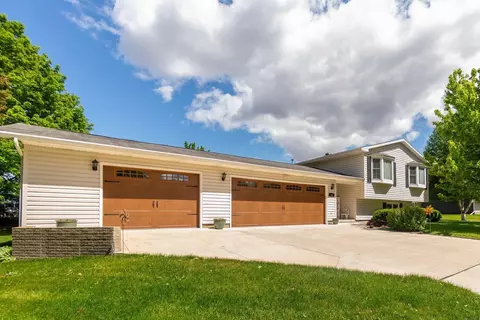 105 Ardis St, Hudson, IA 50643