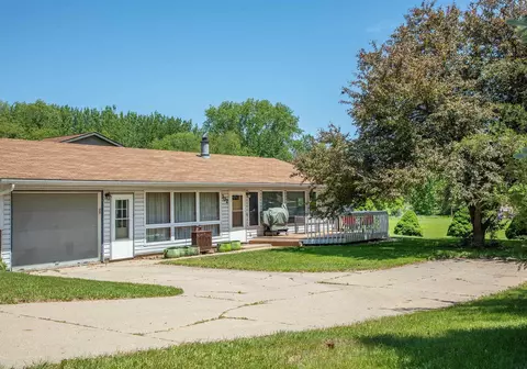 302 Oak St, Waverly, IA 50677