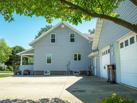 807 W 3rd St, Sumner, IA 50674 photo 2