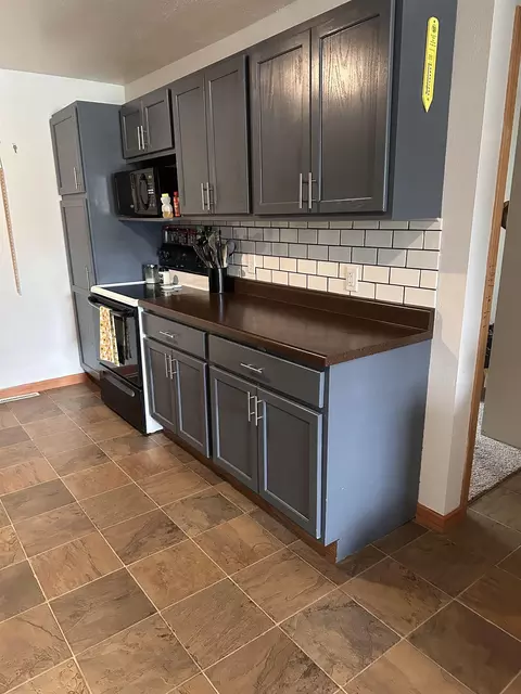 523 E 1 St, Sumner, IA 50674 photo 3