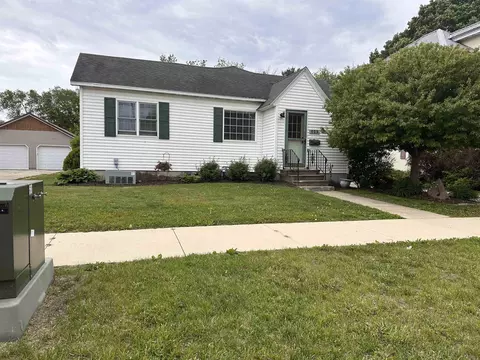 523 E 1 St, Sumner, IA 50674