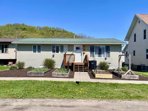353 1st St SE, New Albin, IA 52160