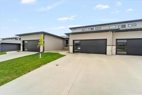 1218 Loren Dr, Cedar Falls, IA 50613