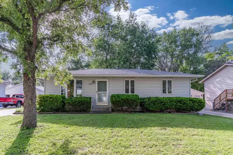 1351 Edgewood Dr, Waterloo, IA 50701