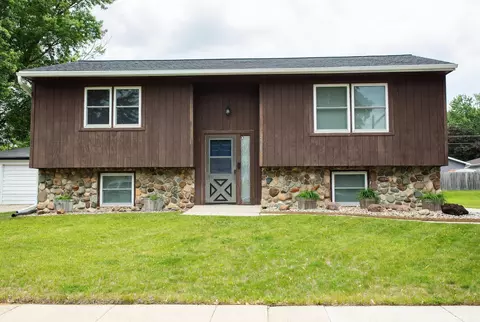 2561 Gloria Dr, Waterloo, IA 50701