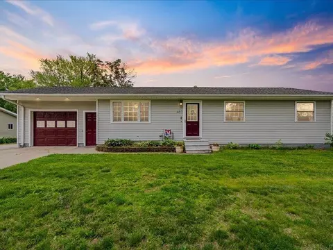 407 SW 10th St, Independence, IA 50644