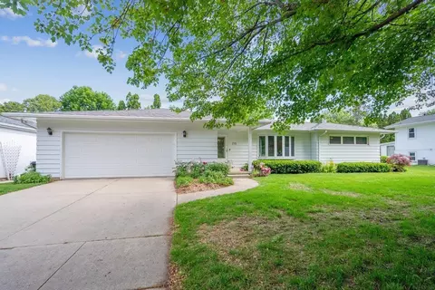 215 Julie Ct, Waterloo, IA 50702
