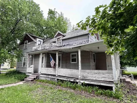 614 Mechanic St, Decorah, IA 52101