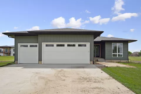 1715 Red Tail Dr, Waterloo, IA 50701