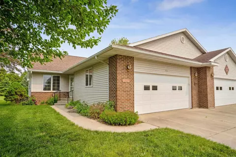 612 West St, Dysart, IA 52224
