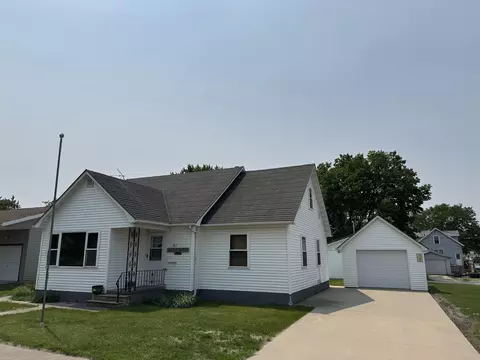 207 4th St, Parkersburg, IA 50665