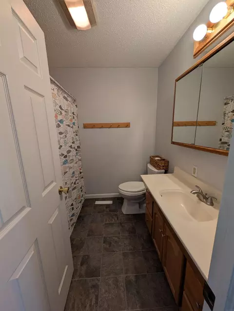 Bath - 1105 SW David Dr, Independence, IA 50644 photo 1 of 2